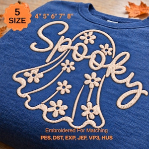 Peut inclure: Un sweat-shirt bleu avec une broderie en forme de fantôme composée du mot Spooky et de petites fleurs. Le texte 5 SIZE 4" 5" 6" 7" 8" et Embroidered For Matching PES, DST, EXP, JEF, VP3, HUS est imprimé sur l'image.