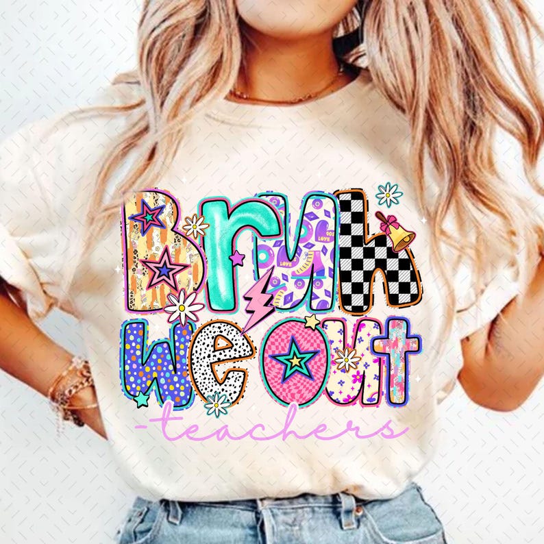 Op de afbeelding: Een wit T-shirt met een kleurrijke afbeelding waarop staat "Bring We Out - teachers". De afbeelding is gemaakt van verschillende vormen, patronen en kleuren, waaronder sterren, ruitjespatronen en bloemen.