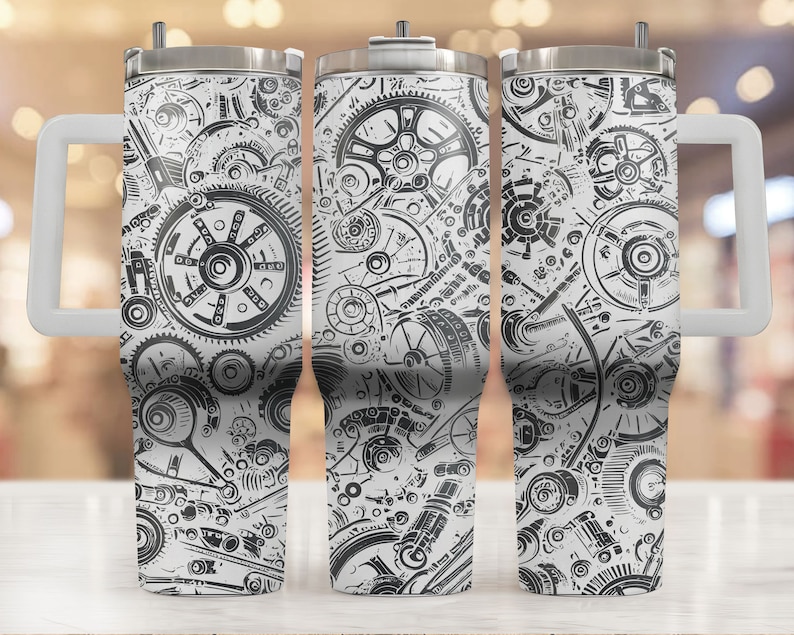 Op de afbeelding: Een roestvrijstalen tumbler met een zwart-wit patroon van tandwielen en andere mechanische onderdelen. De tumbler heeft een handvat en een deksel.