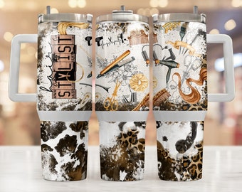Puede incluir: Un vaso de acero inoxidable con fondo blanco y diseño de estampado de leopardo negro y marrón. El vaso tiene una tapa negra y un asa negra. El vaso presenta un diseño gráfico de herramientas de peluquería y el texto "Hair Stylist".