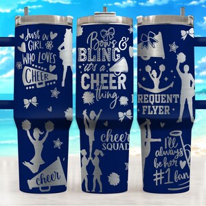 Puede incluir: Tres vasos de acero inoxidable con dise&ntilde;os azules y plateados. Los vasos presentan gr&aacute;ficos con tem&aacute;tica de porristas, incluyendo pompones, lazos y las palabras "Just a Girl Who Loves Cheer", "Bow's & Bling It's a Cheer Thing", y "Frequent Flyer".