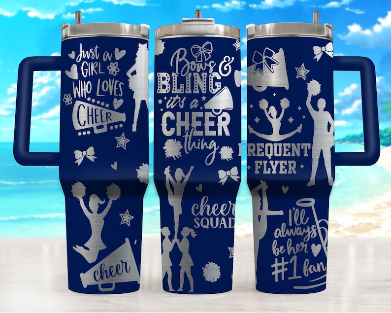 Puede incluir: Tres vasos de acero inoxidable con dise&ntilde;os azules y plateados. Los vasos presentan gr&aacute;ficos con tem&aacute;tica de porristas, incluyendo pompones, lazos y las palabras "Just a Girl Who Loves Cheer", "Bow's & Bling It's a Cheer Thing", y "Frequent Flyer".