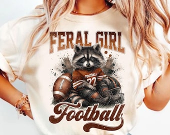 Fútbol de chica salvaje png, mapache png, png divertido, fútbol retro png, camiseta de fútbol de otoño png, mamá de fútbol png, diseño de sublimación del día del juego