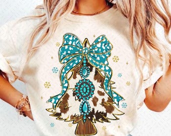 Könnte beinhalten: Ein weißes T-Shirt mit einem türkisfarbenen und goldenen Weihnachtsbaumdesign. Der Baum ist mit einer türkisfarbenen Schleife und Strasssteinen verziert. Der Baum befindet sich auf einem braunen und weißen Kuhfellmuster.