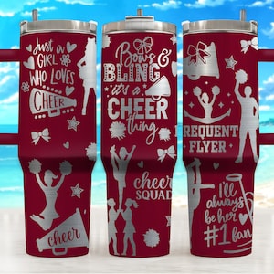 Puede incluir: Tres vasos de acero inoxidable con exterior de color granate y letras plateadas. Los vasos presentan dise&ntilde;os tem&aacute;ticos de porristas con frases como "Just a girl who loves cheer", "Bow's & Bling it's a cheer thing", y "Frequent Flyer".