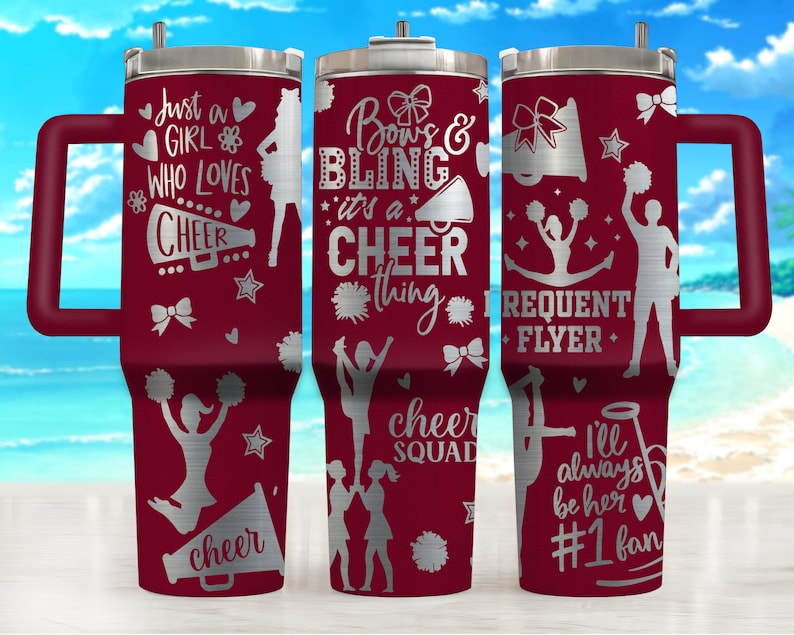 Puede incluir: Tres vasos de acero inoxidable con exterior de color granate y letras plateadas. Los vasos presentan dise&ntilde;os tem&aacute;ticos de porristas con frases como "Just a girl who loves cheer", "Bow's & Bling it's a cheer thing", y "Frequent Flyer".