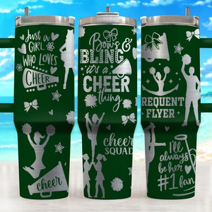 Puede incluir: Tres vasos de acero inoxidable verde con dise&ntilde;os plateados de tem&aacute;tica de porristas. Los vasos tienen texto como "Just a Girl Who Loves Cheer", "Bow's & Bling It's a Cheer Thing", y "Frequent Flyer".