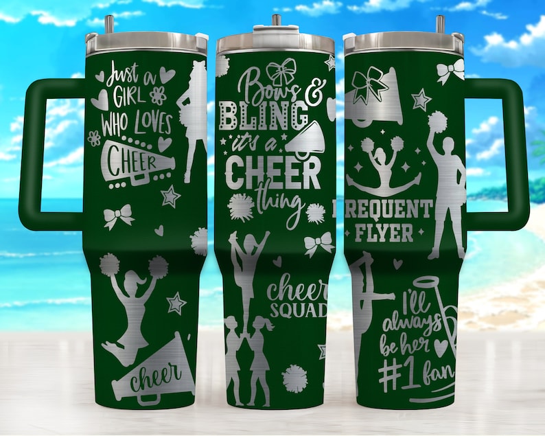 Puede incluir: Tres vasos de acero inoxidable verde con dise&ntilde;os plateados de tem&aacute;tica de porristas. Los vasos tienen texto como "Just a Girl Who Loves Cheer", "Bow's & Bling It's a Cheer Thing", y "Frequent Flyer".