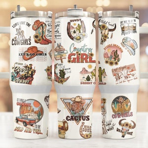 Pode incluir: Três copos de aço inoxidável branco com vários designs temáticos de campo. Os designs incluem cactos, girassóis, chapéus de cowboy e as palavras "Wild Soul", "Country Girl", "Let's Go Girls" e "Coors Cowboy".