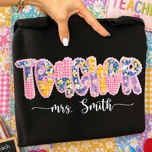 Imagem PNG de professora com patchwork floral vibrante, Imagem PNG de professora com estampa floral, Design de camisa com bordado falso, Imagem PNG da vida de professor, Nome personalizado de professor, Estilo Cottagecore