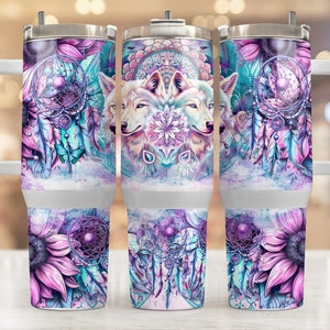 Pode incluir: Três copos de aço inoxidável com fundo branco e um design colorido. O design apresenta dois rostos de lobo, um apanhador de sonhos, penas e girassóis em tons de roxo, rosa, azul e verde.