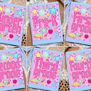Könnte beinhalten: Eine Sammlung von sechs rechteckigen Schildern mit hellblauem Rand, rosa vertikalen Streifen und schulbezogenen Grafiken wie gelben Bussen, roten Äpfeln und Sternen. Jedes Schild zeigt eine Klassenstufe: Kindergarten, Pre-K, First, Second, Third und Fourth grade.