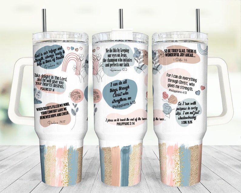 K&ouml;nnte beinhalten: Ein wei&szlig;er Becher mit Henkel und Strohhalm. Der Becher hat ein rosafarbenes, blaues und goldenes Design mit floralen Akzenten und inspirierenden Zitaten. Die Zitate beinhalten "Gott ist unsere Zuflucht und St&auml;rke, immer bereit, uns in Zeiten der Not zu helfen", "Freue dich am Herrn, und er wird dir die W&uuml;nsche deines Herzens erf&uuml;llen", "Als Zweifel meinen Geist erf&uuml;llten, gab mir dein Trost erneute Hoffnung und Freude", "Wir tun dies, indem wir unsere Augen auf Jesus richten, den Meister, der unsere Treue beginnt und vollendet", "Ich kann alles durch Christus, der mich st&auml;rkt", "Ich strecke mich nach dem Ziel aus, um den Preis zu gewinnen", "Seid also wahrhaft fr&ouml;hlich. Es gibt eine wunderbare Freude, die vor euch liegt...", "Denn ich kann alles durch Christus, der mir Kraft gibt", und "So laufe ich mit Zielstrebigkeit in jedem Schritt. Ich bin nicht nur am Schattenboxen".