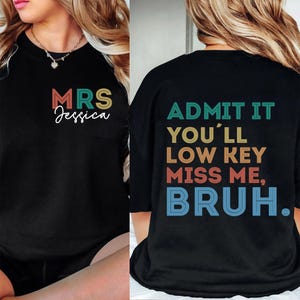 Pode incluir: T-shirt preto com o texto "MRS Jessica" em letras coloridas na frente. A parte de trás da camisa tem o texto "ADMIT IT YOU'LL LOW KEY MISS ME, BRUH." em uma fonte colorida semelhante. A camisa é de estilo casual.