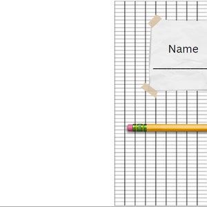 Op de afbeelding: Een leeg wit vel papier met het woord "Naam" erop is vastgeplakt op een vel grafiekpapier. Een geel potlood met een roze gum ligt op het grafiekpapier.