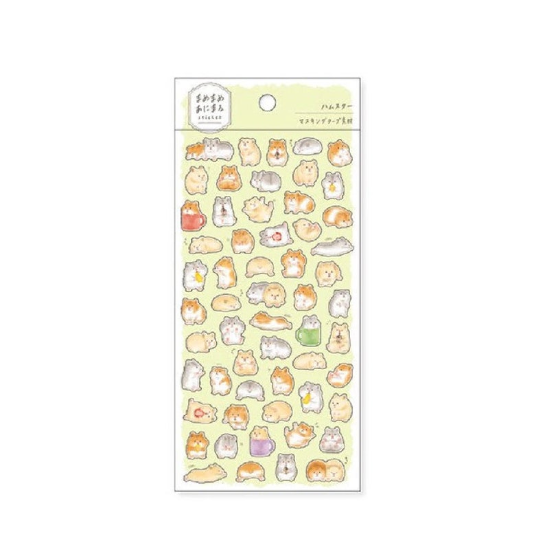 K&ouml;nnte beinhalten: Eine Blatt mit Aufklebern, die verschiedene niedliche Hamster-Illustrationen in verschiedenen Posen zeigen. Die Aufkleber befinden sich auf einem wei&szlig;en Hintergrund mit einem hellgelben Rand. Der Text auf dem Blatt lautet "ちっちゃな  ハムハム" und "ハムスター  マステッカー  57枚入".