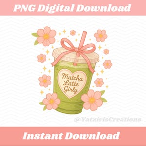 Könnte beinhalten: Ein digitaler Download-Grafik mit einem Matcha Latte in einem transparenten Becher, verziert mit einer rosa Schleife und einem Strohhalm. Der Becher hat ein herzförmiges Etikett mit dem Text "Matcha Latte Girly". Rosa Blumen und Sterne umgeben das Getränk. Der obere Text lautet "PNG Digital Download" und der untere "Instant Download."