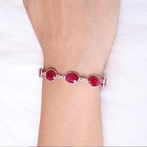 Handgemaakte robijnrode 925 zilveren armband: sieraden met meerdere stenen