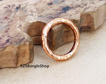 Könnte beinhalten: Ein gehammerter Kupferring mit strukturierter Oberfläche. Der Ring hat eine warme, rötlich-braune Farbe und ein schlichtes, klassisches Design. Der Text "925BangleShop" ist unten links sichtbar.
