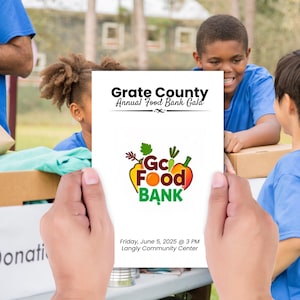 Puede incluir: Un folleto blanco sostenido por manos, que promociona la Gala Anual del Banco de Alimentos del Condado de Grate. El folleto presenta el logotipo "Gc Food Bank" con un pimiento amarillo, un tomate naranja y hojas verdes. El evento está programado para el viernes 5 de junio de 2025 a las 15:00.