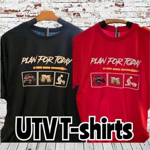大人向けユーモアTシャツ、「Plan for Today」ユーモアTシャツ。ギルダン・ソフトスタイル・ユニセックスサイズ半袖コンフォートシャツにDTF転写。UTVシャツ