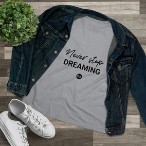 Blondie & Zach - Never Stop Dreaming - Super Comfy - Great Quality - Women&#39;s Premium Tee