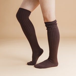Puede incluir: Un par de calcetines marrones de rodilla con textura acanalada.
