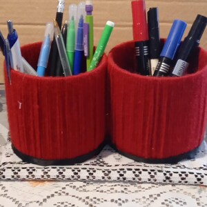 Porta-lápis de papelão de lã vermelha