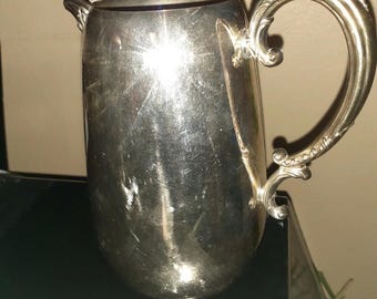 WM Rogers Silverplate Water Pitcher With Ice Lip Model 917