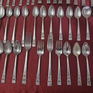 Oneida Community Coronation Pattern Silver Plate Flatware 50 Pc Lot.