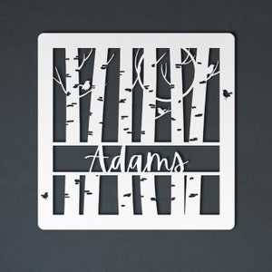 Aspen Birch Forest Puerta principal Nombre Signo de bienvenida Apellido Monograma Cardenales Metal Art Colgante para la entrada nuevo regalo para el hogar