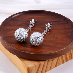 Boucles d'oreilles boule disco, boucles d'oreilles disco tendance étoiles, boucles d'oreilles disco argentées nuits étoilées, boucles d'oreilles boule à facettes, boucles d'oreilles étoiles, fête amusante image 6