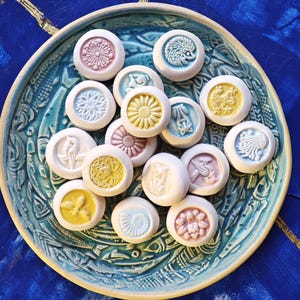 6 pastellfarbene Insektentränkensteine aus gebranntem Ton