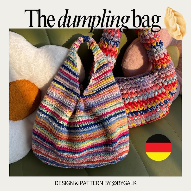 K&ouml;nnte beinhalten: Zwei handgefertigte, farbenfrohe H&auml;keltaschen im Kn&ouml;del-Stil. Die Taschen weisen ein Streifenmuster in verschiedenen Farben auf, darunter Blau, Rot, Gelb und Rosa. Der Text "The dumpling bag" steht oben im Bild.