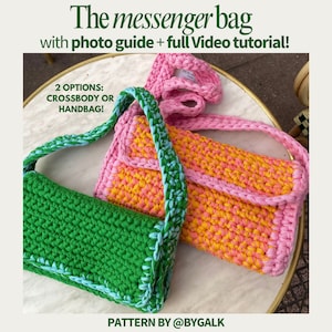 Puede incluir: Dos bolsos mensajeros de crochet, uno verde con ribete azul y otro rosa, naranja y amarillo. Los bolsos están sobre una mesa blanca con el texto "2 OPTIONS: CROSSBODY OR HANDBAG!" y "PATTERN BY @BYGALK" en la imagen.