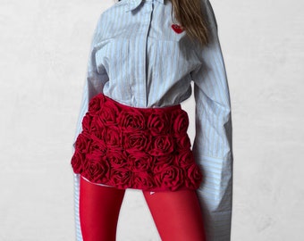 Rode short met hoge taille en bloemapplicaties aan de voorkant