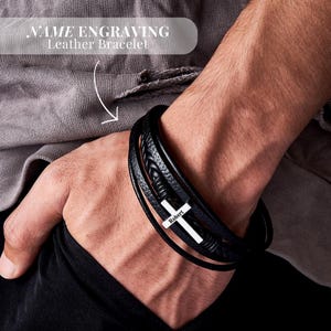Gepersonaliseerde leren kruisarmband voor hem gegraveerde herensieraden aangepaste naam kruis afstudeercadeau Vaderdag vriendje zoon broer