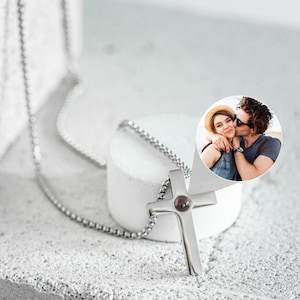 Collar con foto personalizado, joyería con proyección de cruz, foto oculta en su interior, recuerdo religioso conmemorativo para él y ella, idea de regalo de fe para las fiestas.