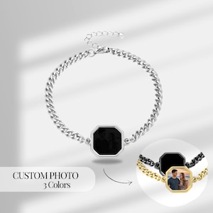 Può includere: Un braccialetto a catena argentata con un ciondolo ottagonale nero che può essere personalizzato con una foto. Il ciondolo è mostrato con una foto in bianco e nero di una coppia. Il braccialetto è disponibile anche in nero e oro.
