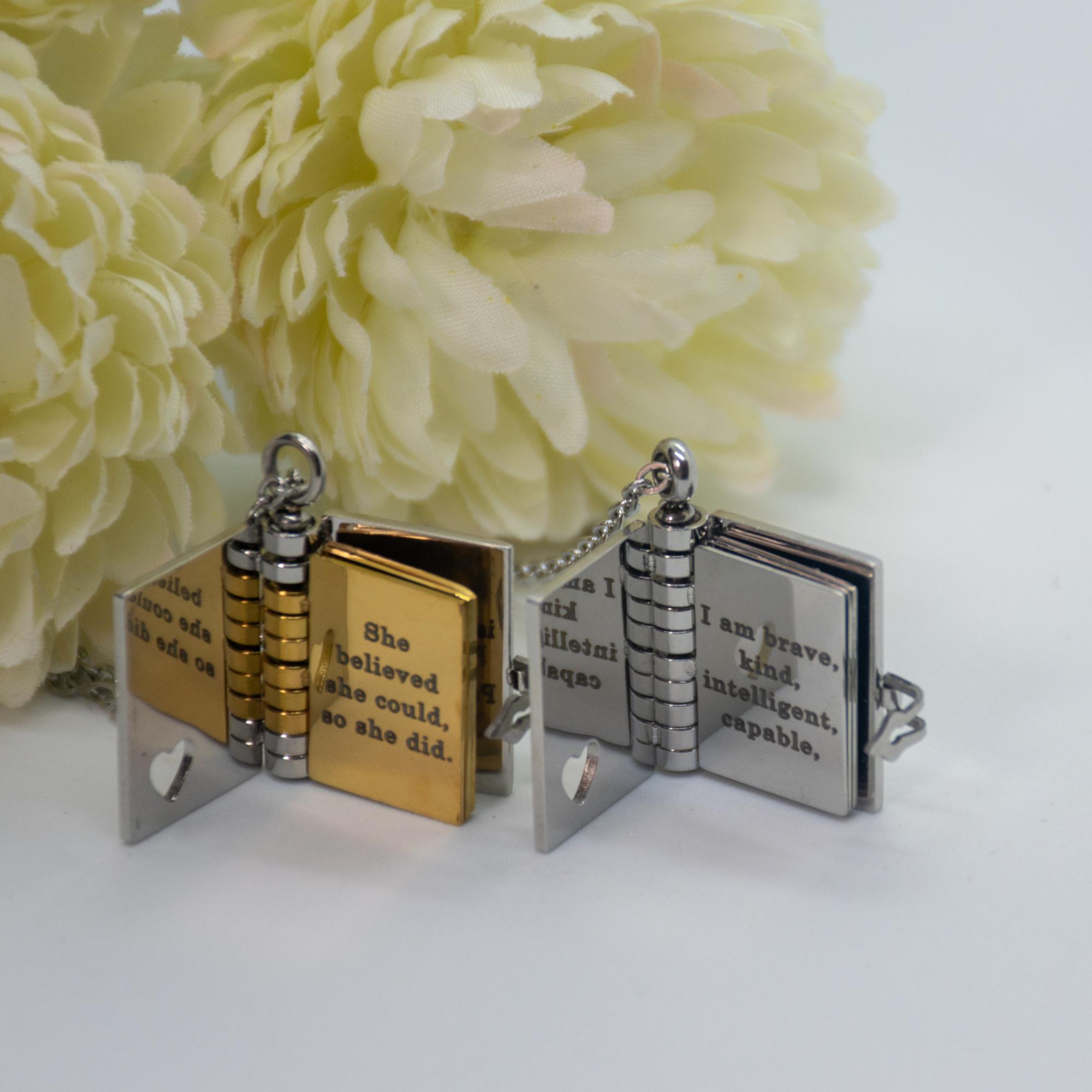 JewelryWe Collana A Libro Personalizzata In Acciaio Inox - Medaglione Apribile Con Incisione, Regalo Per Fidanzata, Moglie, Amante, Donna - copertina