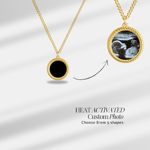 Pode incluir: Colar de ouro com um pingente redondo que pode ser personalizado com uma foto. O pingente tem uma borda de corda. O texto "HEAT ACTIVATED Custom Photo Choose from 5 shapes" está abaixo da imagem.