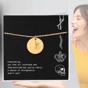 Gepersonaliseerde dokter in de chiropractie ketting voor haar Trendy wervelkolom hanger collage leuke kaart cadeau afstuderen bloemen cadeau trots op je aandenken