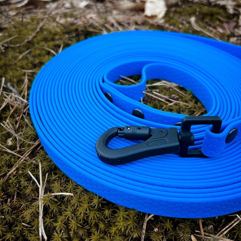 Adjustable Custom Tracking Leash – Made with high-quality Hexa water-resistant webbing, this long training line is designed to withstand any weather and rough play. Its durable construction and adjustable length make it ideal for tracking and training dogs of all sizes. This waterproof pet leash combines functionality and strength, ensuring a secure and comfortable experience during long walks, hikes, or off-leash sessions.