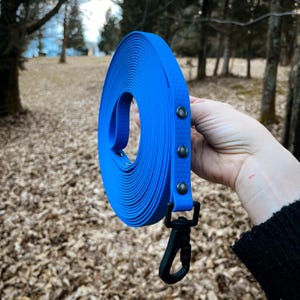 Durable CUSTOM Long Leash with Hexa Water-Resistant Webbing – Designed for long line training, this waterproof and adjustable dog leash excels in durability and performance. Its robust construction stands up to wet conditions and heavy use, making it ideal for tracking, training, or outdoor explorations. The adjustable design ensures a perfect fit for dogs of any size while delivering reliable control and comfort, even in challenging weather.