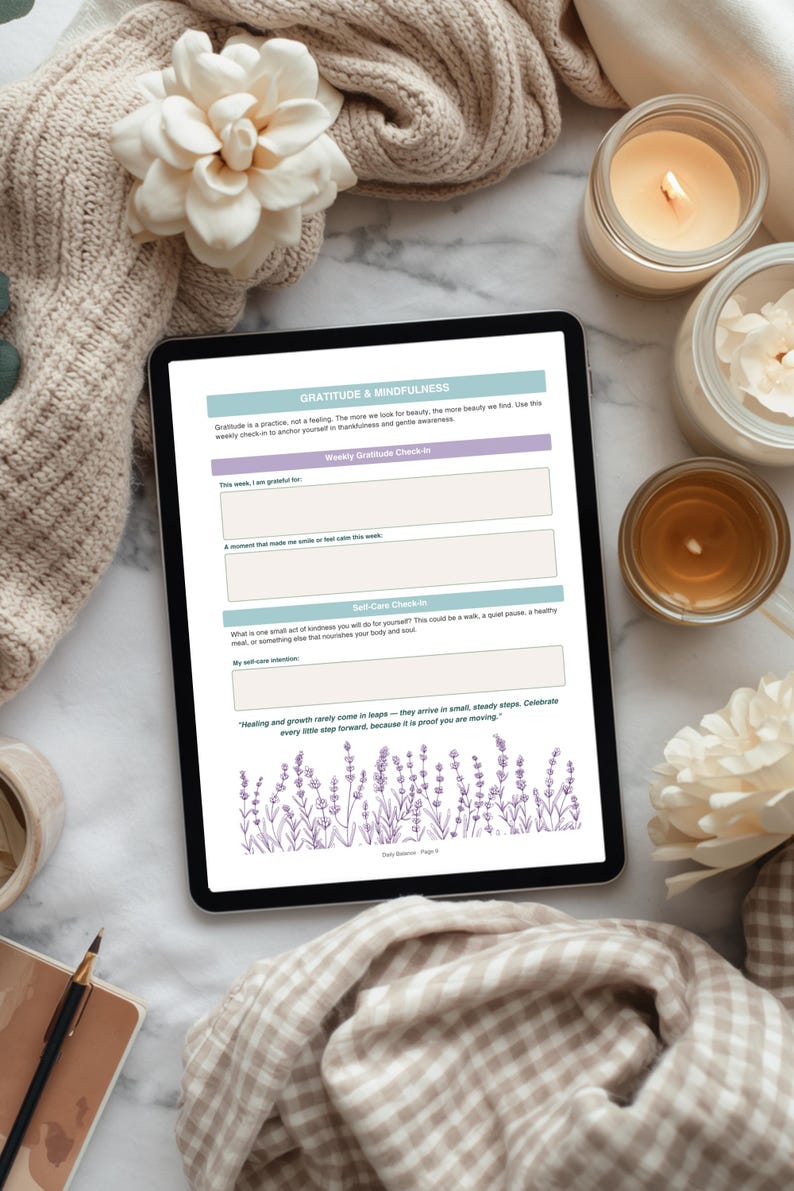 Op de afbeelding: Een digitale tablet met een pagina van een dankbaarheids- en mindfulness-dagboek. De pagina bevat prompts voor wekelijkse dankbaarheids- en zelfzorgcontroles, met lavendelillustraties. De sc&egrave;ne omvat kaarsen, bloemen en een zachte beige deken.