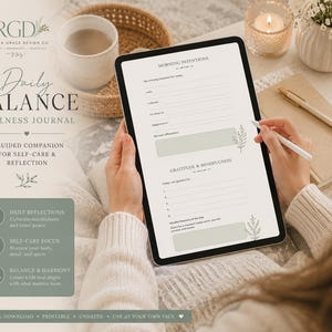 Op de afbeelding: Een digitaal wellness-dagboek op een tablet, met secties voor ochtendintenties en dankbaarheid. Het dagboek wordt vastgehouden door een persoon, met een pen in de hand, en is omgeven door een kopje, een kaars en bloemen. Het dagboek heet "Daily Balance".