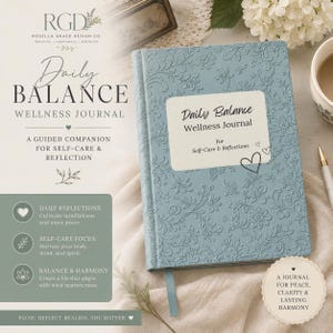 Op de afbeelding: Een lichtblauw "Daily Balance Wellness Journal" met een bloemreli&euml;f omslag. Het tijdschrift heeft een lintboekmerk en een wit label met de titel en de woorden "For Self-Care & Reflections". Het is een gids voor zelfzorg en reflectie.