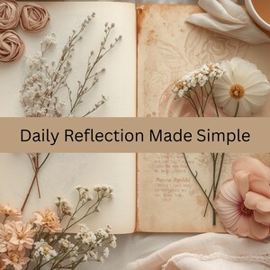 Op de afbeelding: Een open boek met gedroogde bloemen en een kopje thee. De tekst "Daily Reflection Made Simple" wordt weergegeven op een beige banner. De afbeelding heeft een zacht, neutraal kleurenpalet met een vintage esthetiek.