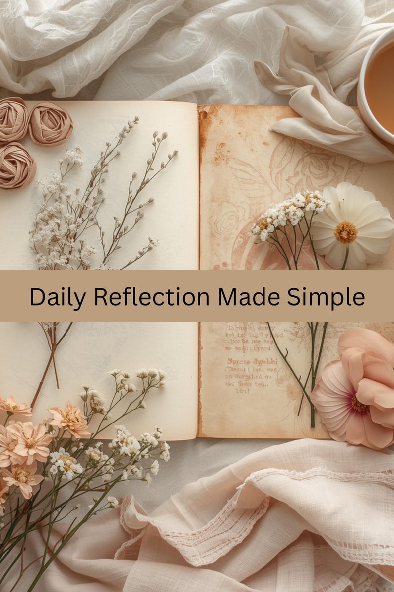 Op de afbeelding: Een open boek met gedroogde bloemen en een kopje thee. De tekst "Daily Reflection Made Simple" wordt weergegeven op een beige banner. De afbeelding heeft een zacht, neutraal kleurenpalet met een vintage esthetiek.