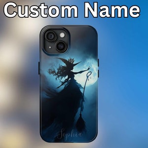 Puede incluir: Una funda de teléfono negra con una silueta de una bruja volando en una escoba frente a una luna llena. La funda tiene un nombre personalizado, "Sophia", impreso en la parte inferior.